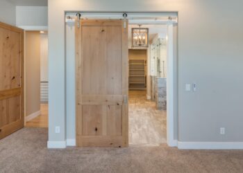 Snažíte sa šetriť každý kúsok priestoru v malom byte? Pomôžu vám aj posuvné dvere