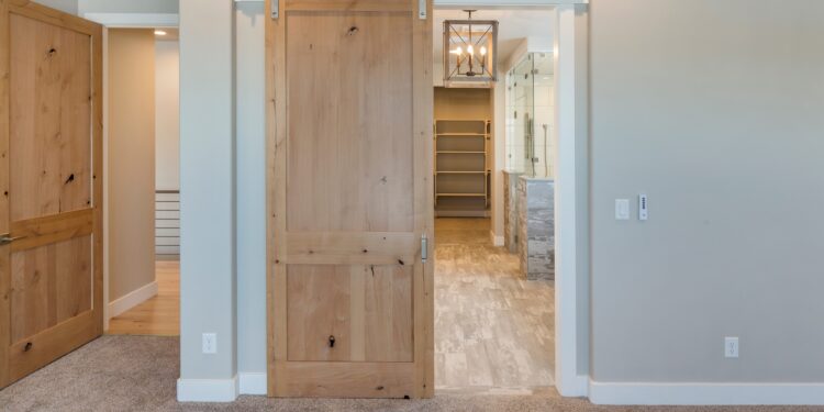 Snažíte sa šetriť každý kúsok priestoru v malom byte? Pomôžu vám aj posuvné dvere